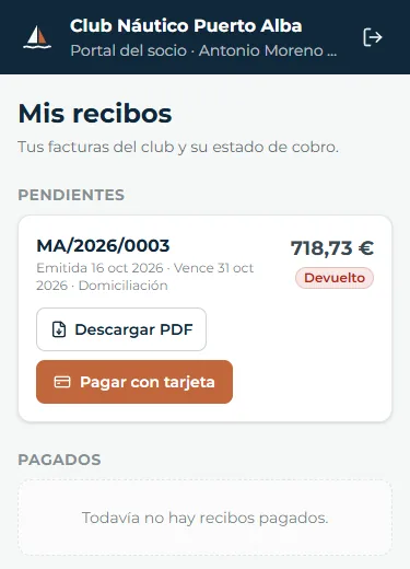 Portal del socio en el móvil: recibo pendiente devuelto con botones Descargar PDF y Pagar con tarjeta.
